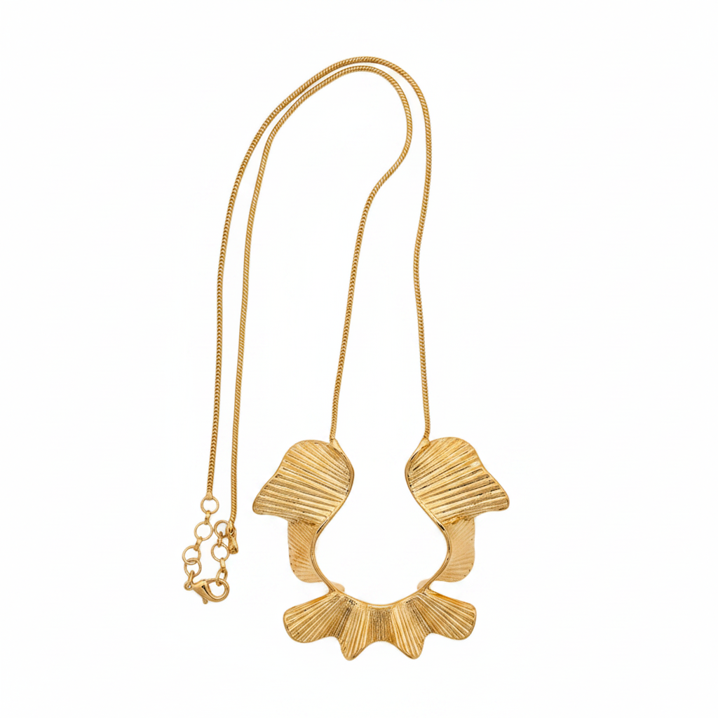 Floral Horseshoe Pendant Chain Necklace 22K Gold Plated fondo blanco