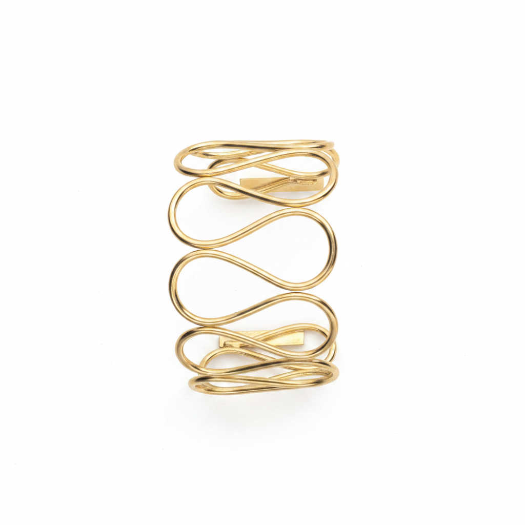 Pulsera dorada de hilo con diseño de lazos sobre fondo blanco