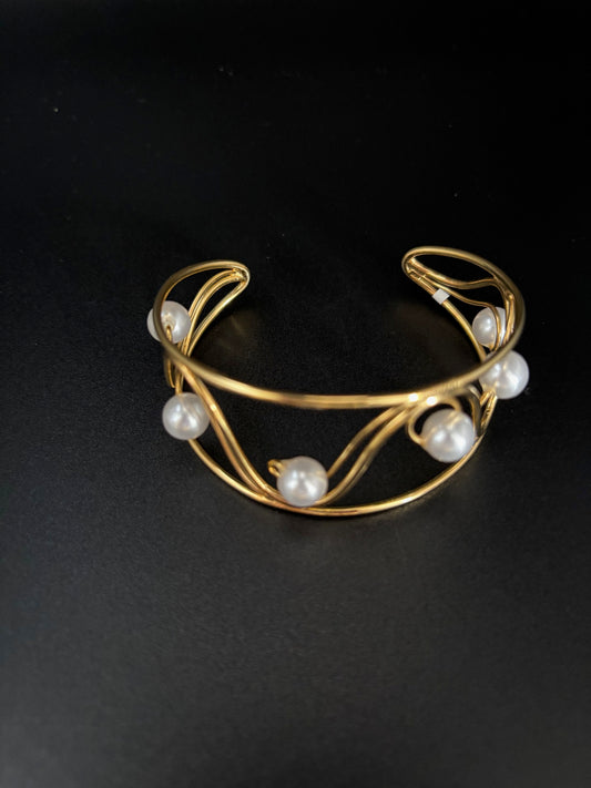 Adjustable Handmade Bracelet with pearls - 22K Gold Plated