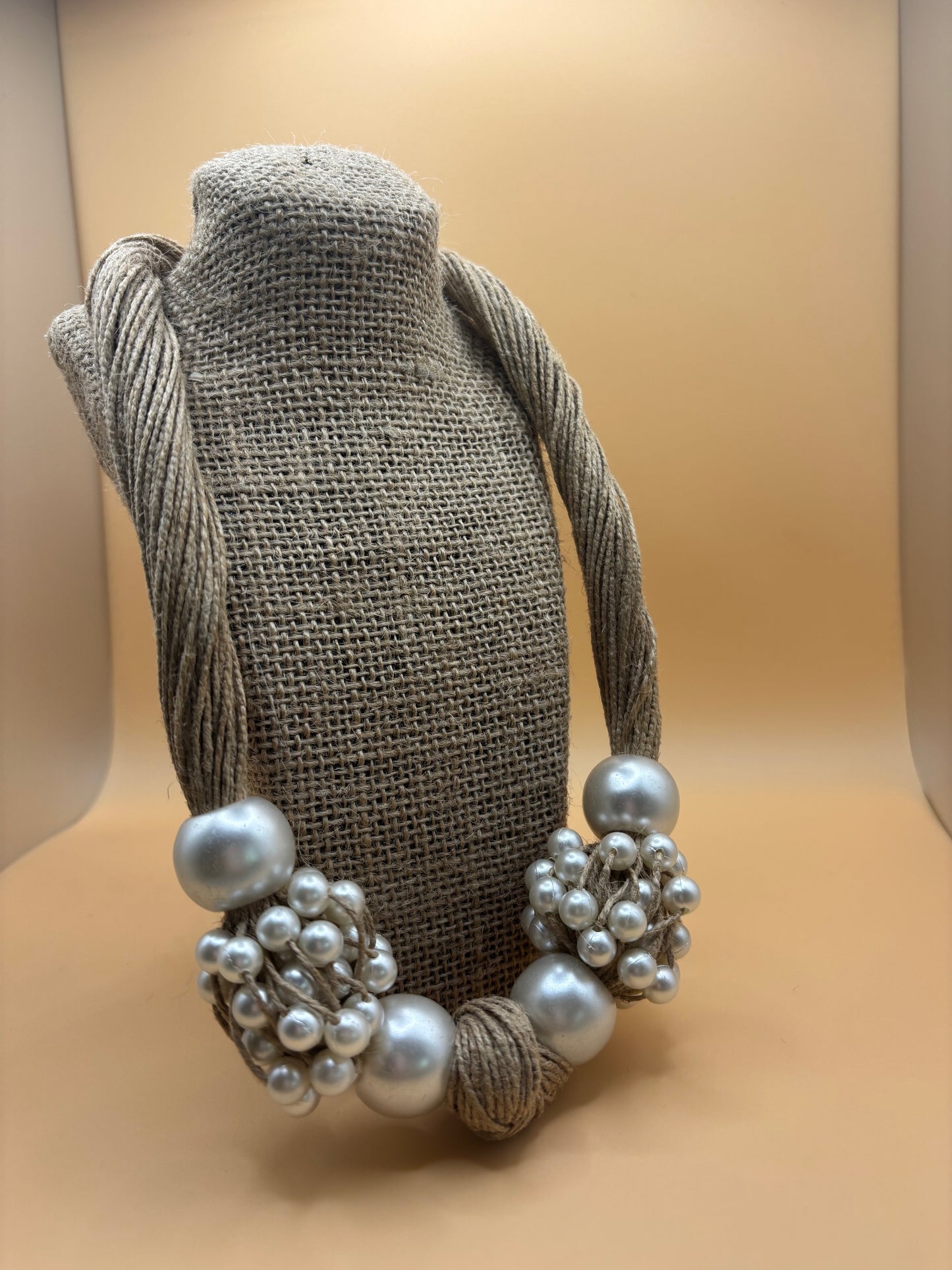 Short Necklace Handmade of Jute and Pearls (Copia)