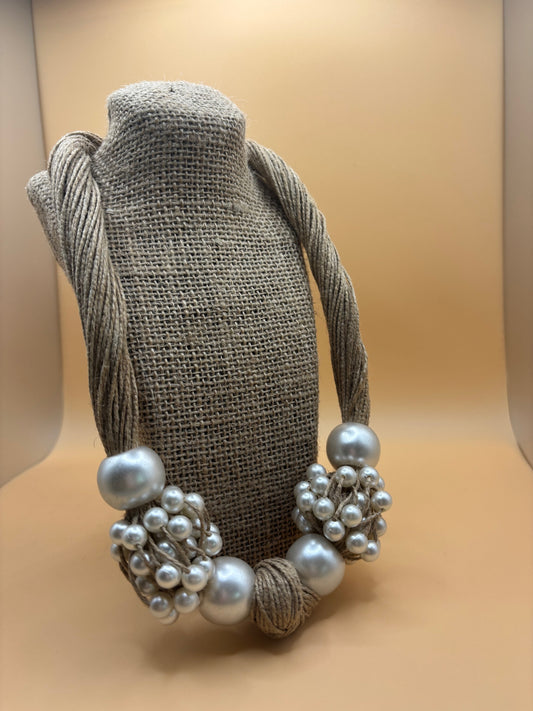 Short Necklace Handmade of Jute and Pearls (Copia)