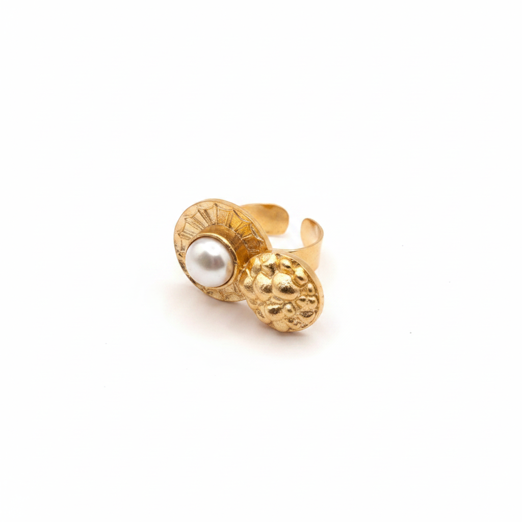 Anillo ajustable dorado con disco ovalado y perla fondo blanco