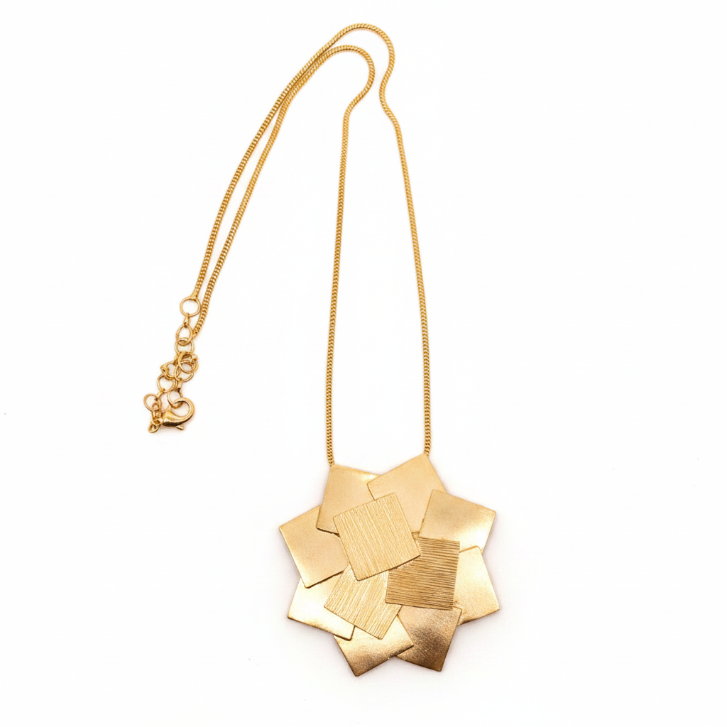 Collar colgante estrella dorado fondo blanco