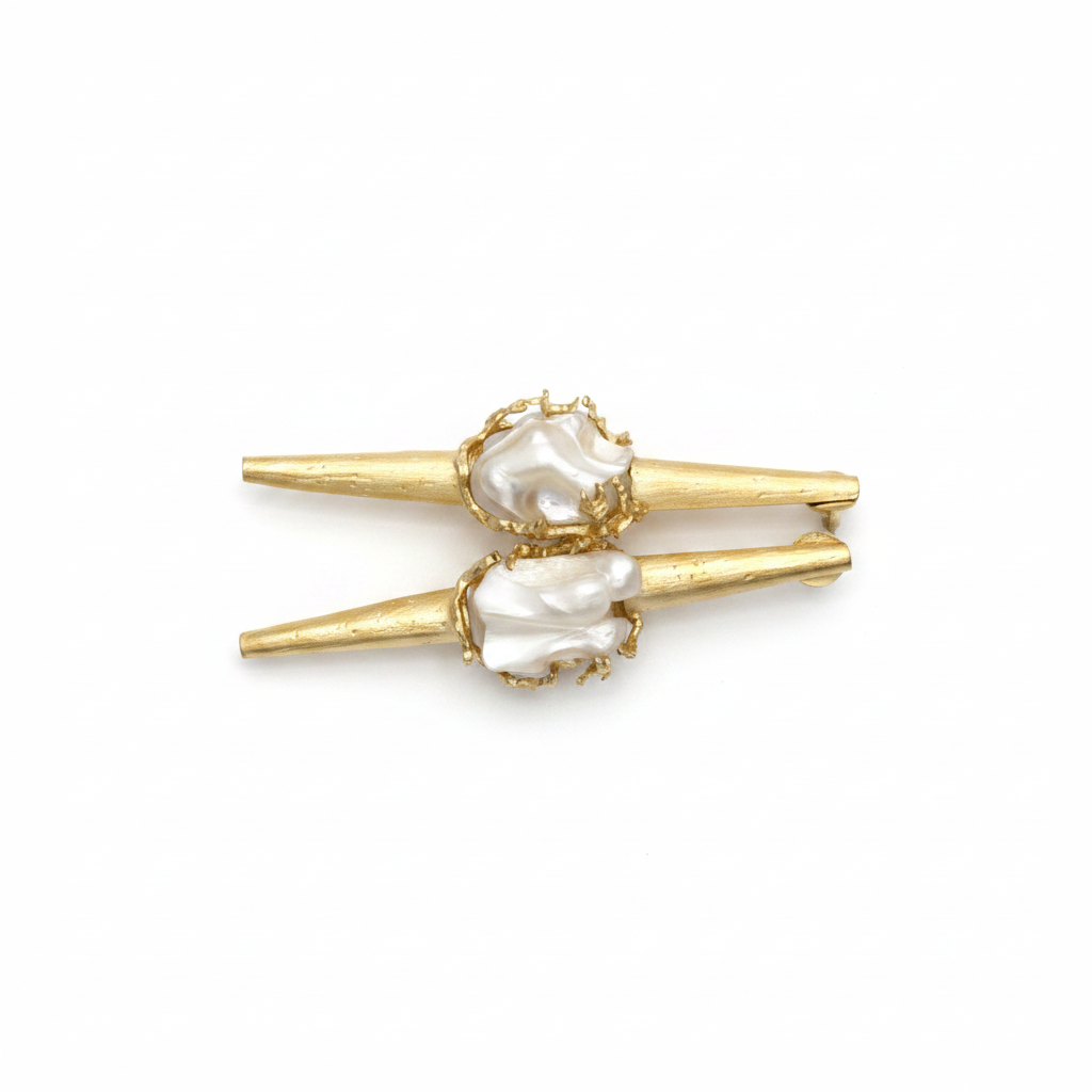 Pendientes dorados con piedra cristal sobre fondo blanco
