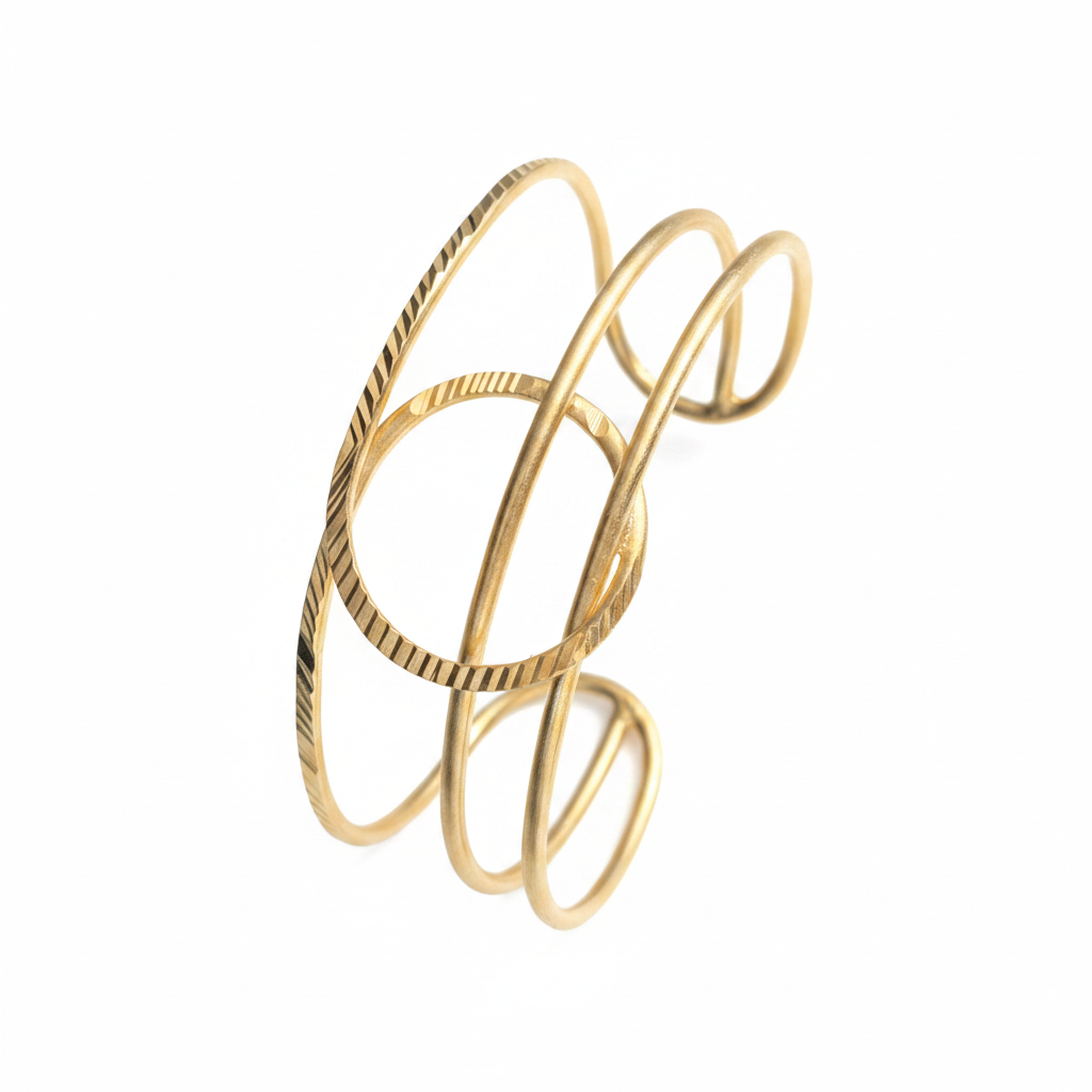 Pulsera dorada con diseño de óvalos y textura sobre fondo blanco