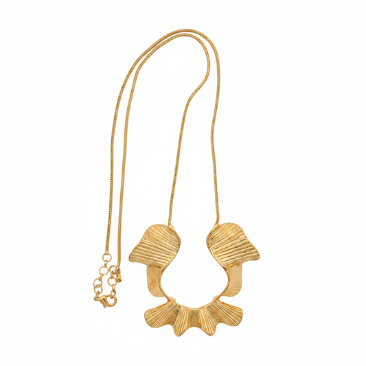 Floral Horseshoe Pendant Chain Necklace 22K Gold Plated fondo blanco