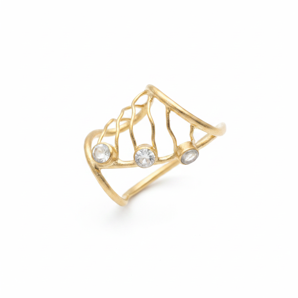 Anillo dorado abierto con diseño de red y tres piedras cristal sobre fondo blanco