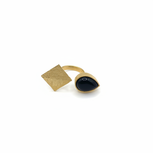Anillo ajustable bicolor con piedra negra baño oro 22K fondo blanco
