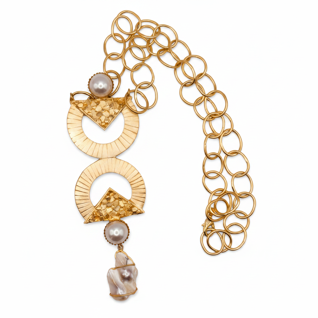 Collar geométrico dorado con perlas fondo blanco