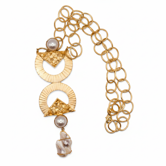 Collar geométrico dorado con perlas fondo blanco