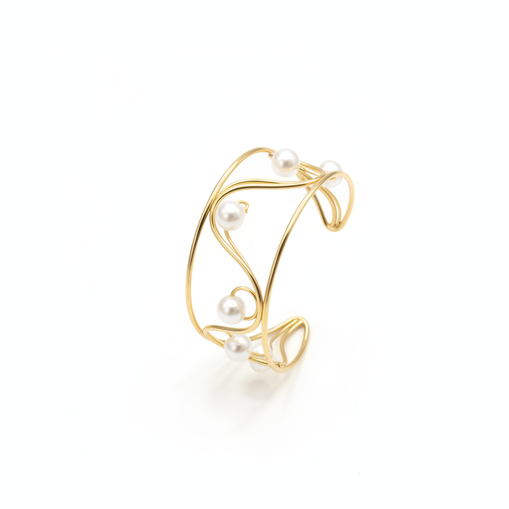 Pulsera dorada con perlas sobre fondo blanco