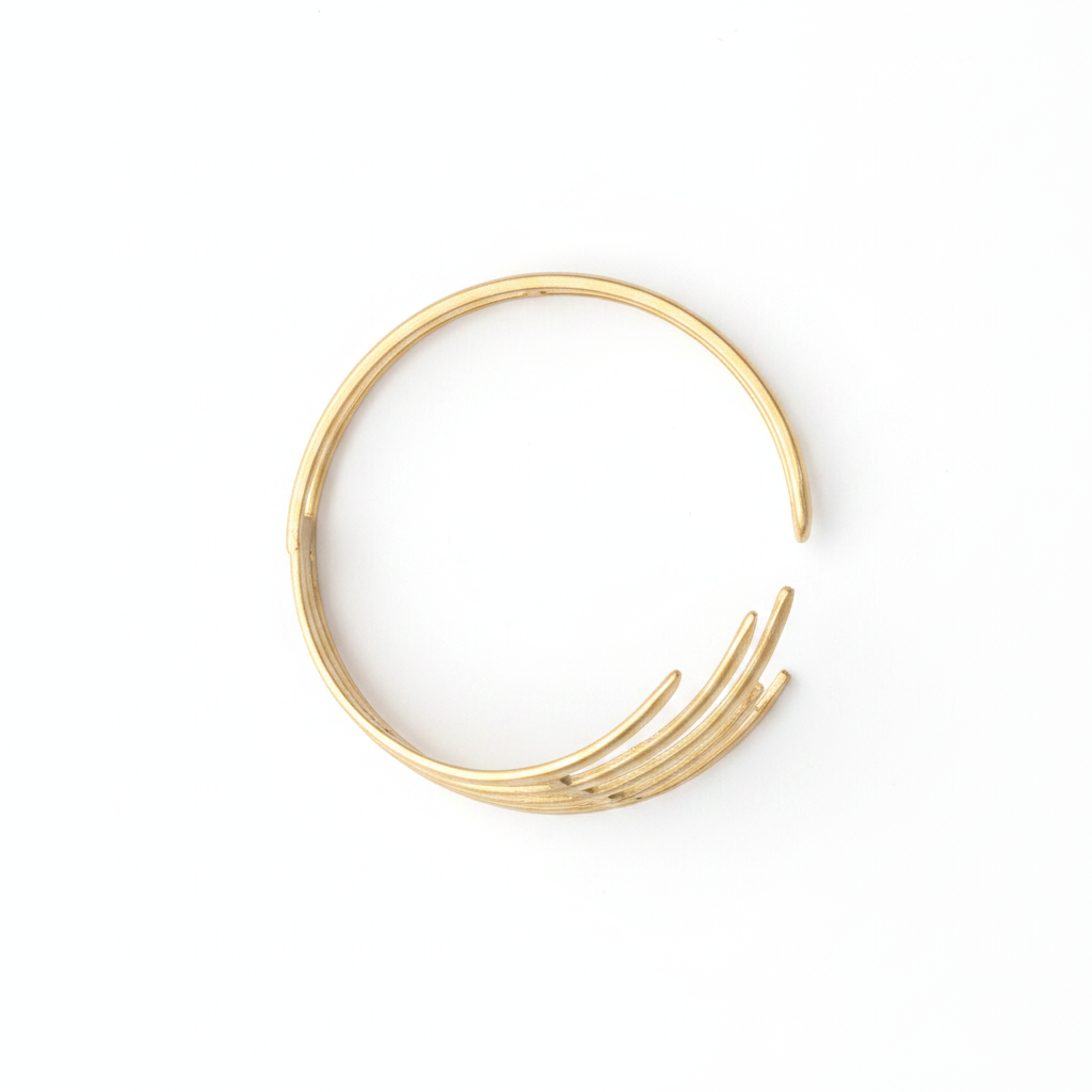 Pulsera dorada geométrica con barras paralelas sobre fondo blanco